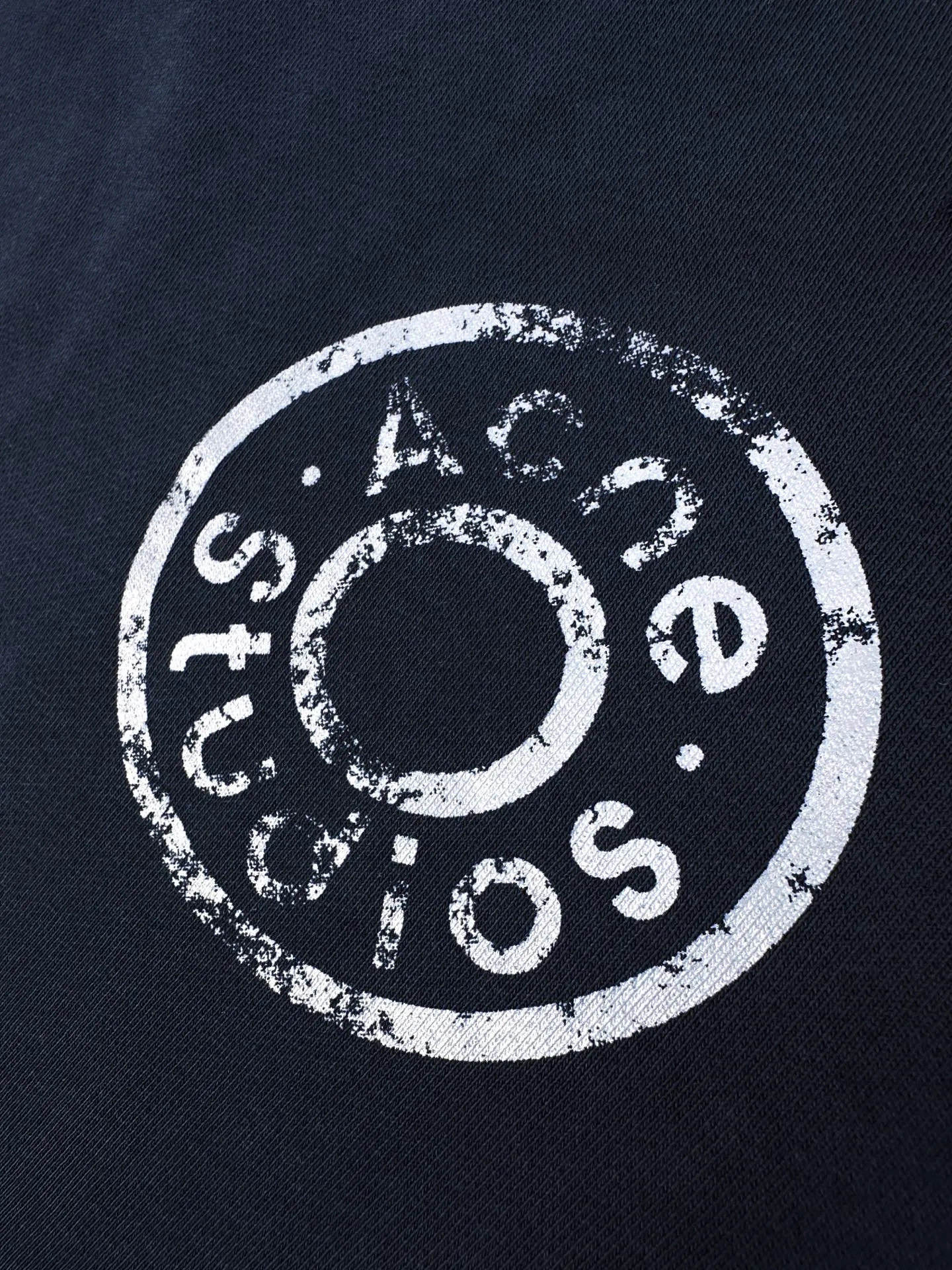 Acne Studi distressed distressed logo sweatshirt Custom etched soft raw cotton fleece Fluffy and soft, comfortable and skin-friendly Dark navy blue is quiet and restrained Matte mist base color symbiosis with destroyed texture Retro avant-garde style Denim rivet style logo printing on the chest Replicated old steel seal embossed texture The color tone naturally fades with the washing of the ready-made garments No fuss has been imprinted on the core of the brand spirit Artificially torn holes are carefully arranged in many places around the body. The cracks and raw edges are stretched wantonly. The wear traces eroded by time are reproduced. The regular shackles of traditional clothing are eliminated through deconstruction. The decadent street aesthetics and Nordic minimalist design genes are integrated to create outstanding avant-garde ready-to-wear products. Process 1: Using glue printing. The chest printing is modified after three times of film screen printing. Use glue liquid paint to print the pattern on the fabric. Bake the fabric to fix the printing pattern. Process 2: Many parts of the body of the garment are worn by pure manual regular positioning and manual brushing. Texture and depth are added to the surface of the clothing to imitate the texture of natural wear. Process 3: The fabrics are fermented and washed to give a better hand feel. Not easy to deform, not easy to shrink, not easy to fade, and maintain long-term beauty. Accessories: Customized 1:1 Acne trademark. Version: Loose version. Size: S M L XL. Style number: AA.